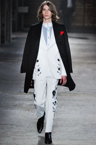 Look 32